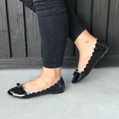 Nib New In Box True To Size Color: Black Material: Patent Heel: 0.25 Inches Toe Shape: Round Toe Scalloped Bow Detail Ballet Flats Outfit, Pretty Heels, Boutique Shoes, Patent Leather Ballet Flats, Black Patent Heels, Flats Outfit, Ballerina Shoes Flats, Patent Heels, Patent Shoes