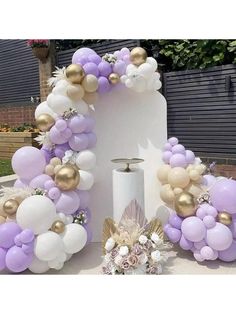 balloons are arranged in the shape of an arch