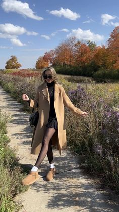 Ideas para usar tus botas UGG sin verte fachosa | Es la Moda Camel Coat Outfit 2023, Ugg Boots With Dress, Uggs And Dresses Outfit, Uggs With Dress Outfit, Ultra Mini Uggs Outfit Winter, Uggs With Tights, Ugg Mini 2 Outfit, Tights And Uggs Outfit, Classic Ultra Mini Uggs Outfit Platform