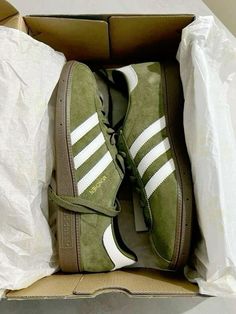 Adidas Gazelle Olive, Adidas Gazelle Outfit Aesthetic, Adidas Samba Aesthetic, Adidas Munchen, Samba Gazelle, Gazelle Adidas, Dr Shoes, Shoe Wishlist, Funky Shoes