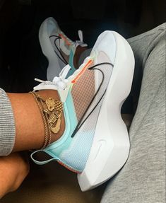 Sneakers Slippers, Pretty Shoes Sneakers, Cute Nike Shoes, Fresh Shoes, Ootd Summer, Hype Shoes, Aesthetic Shoes