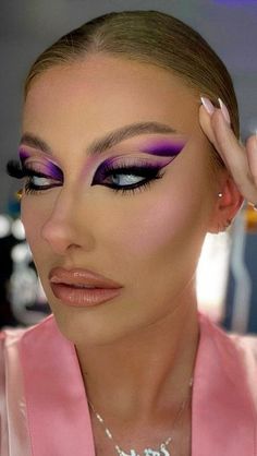 Intricate Makeup Looks, Make Up Artistique, Makeup Art Face Inspiration, Creative Makeup Looks Colorful, Creative Eye Makeup Art, Glam Eye Makeup Looks, Creative Makeup Looks Inspiration, Fantasy Makeup Looks