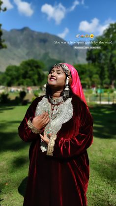 Kashmir Outfit Ideas In June, Kashmiri Outfit, Kashmir Outfit Ideas, Kashmiri Outfits For Women, Kashmir Culture, Kashmir Srinagar, Kashmir Trip, 90s Bollywood Fashion