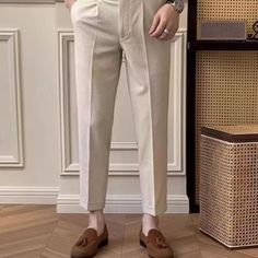 Rehaussez votre garde-robe sans effort avec notre pantalon à ceinture haute. Fabriqué en viscose luxueuse, ce pantalon offre une coupe flatteuse et confortable tout au long de la journée. Améliorez votre style grâce à l'équilibre parfait entre la mode et la fonction.

Matière : viscose 100%.
Style : décontracté/simple décontracté/élégant Décontracté/Smart Casual/Elégant


Avantages : Confortable Design Trousers, Elegant Pant, Casual Pant, Monk Strap Shoes, England Style, Fabric Shoes, England Fashion, Brogue Shoes, Belt Design