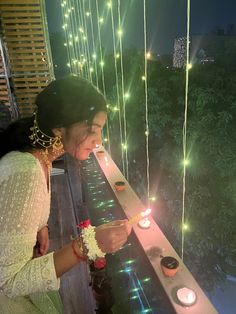 Dipawali Photo Pose, Diwali Photoshoot Ideas Aesthetic, Diwali Asthetic Pics, Diwali Inspo Aesthetic, Diwali Solo Poses, Diwali Asthetic Pose, Photo Poses For Diwali, Diwali Girl Aesthetic, Diwali Pics Aesthetic