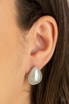 A pearly white teardrop bead is pressed into a sleek silver frame for a classic look. Earring attaches to a standard post fitting. White Studs, Easy Jewelry, Teardrop Beads, Paparazzi Accessories, White Earrings, Gorgeous Earrings, Boutique Jewelry, Silver Frame, Jewelry Trends