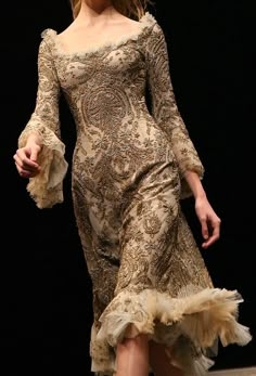 Alexander Mcqueen Fall 2006, Alexander Mcqueen Aesthetic, Alexander Mcqueen Wedding, Alexander Mcqueen Gown, Runway Aesthetic, Alexander Mcqueen Dress, Alexander Mcqueen Fashion, فستان سهرة, Dreamy Dress