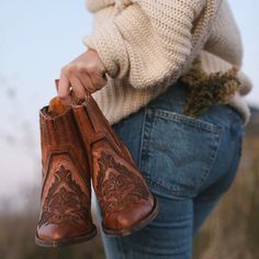 Bohemian Witch, Outfit Vaquero, Short Western Boots, Lady Boots, Western Wardrobe, Cowboy Chic, Classy Cowgirl, Cowgirl Look, Booties Outfit