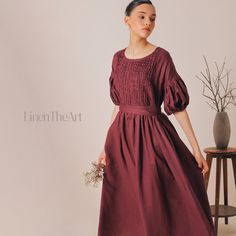 Lernen Sie unser LUMEN Handmade Leinenkleid kennen - Ihren neuen besten Freund für alle Jahreszeiten! Mit seinen entzückenden gerippten Streifen auf der Vorderseite und den puffärmelig, ist dieses Kleid der Inbegriff von mühelosem Chic. Egal, ob Sie ein Sommergefühl haben oder die gemütlichen Herbsttage genießen, dieses Kleid ist genau das Richtige für Sie. Plus, es ist nicht nur stilvoll, sondern auch unglaublich freundlich zu allen Körpertypen, einschließlich der werdenden Mütter, die ein bequ Linen Beach Dress, Midi Linen Dress, Cute Maternity Dresses, Linen Summer Dress, Linen Clothing, Linen Midi Dress, Belt Dress, Dress Linen, Handmade Clothing