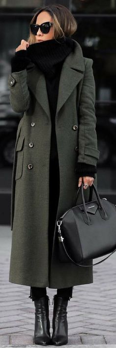 THIS COAT IS FABULOUS!!!! Teddy Coat Outfit, Coat Ideas, Fall Fashion Coats, Mode Tips, Woman Walking, Boating Outfit, Coat Outfit, Green Coat, Coat Outfits