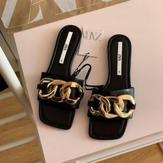 Sandalias que entran perfecto en tu plan de ir a pueblear | Es la Moda High Wedge Shoes, Trendy Slippers, Fancy Flats, White Nike Shoes, Shoes Heels Classy, Shoes Outfit Fashion, Elegant Sandals, Embroidery Shoes, Soft Slippers