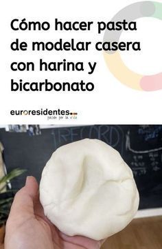 Receta casera para hacer pasta de modelar similar a la porcelana fría. Harina de maíz, bicarbonato y agua es todo lo que necesitas para hacer esta pasta de una textura similar a la plastilina o la porcelana fría pero mucha más económica. Una vez hecha la pasta la puedes teñir con colorante alimentario o con pinturas acrílicas. Es una masa que seca rápidamente y es perfecta para hacer manualidades. Pasta Para Modelar Ideas, Cold Porcelain Tutorial, Polymer Clay Recipe, Mixed Media Crafts, Pasta Francesa, Clay Food