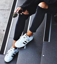 #adidas 'superstar' sneakers Outfit Trends, 영감을 주는 캐릭터, Street Styles, Outfits Casuales, White Sneakers, Supergirl, Look Fashion