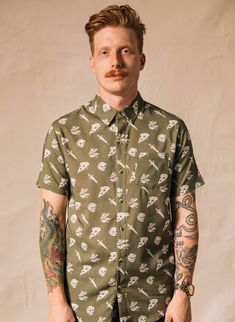 The Pizza Slayer is a fun cut-n-sew button-up shirt. The men's version is made of poplin fabric, the women's is made of vintage inspired cotton and both have tortoise buttons. The olive green colored casual shirt features a bold all-over print of pizza, swords, oregano, and Caesar skulls. Stay sophisticated while not-so-subtly letting everyone know you'd kill for some good pizza. Features: Comfy & High-Quality Poplin Cotton Unique All-Over Print Design Standard Shirt Collar Tortoise Buttons Avai Vintage Style Hat, Pizza Design, Pizza Shirt, Pizza Funny, Food Shirt, Mens Button Up, Fleece Sweater, Men Fits, Olive Color