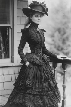 10 Victorian Outfits To Fuel Your Dreams! – fashionbylina.com 1800s Witch Costume, Dresses Through History, 1800 Gothic Fashion, Gothic Victorian Costume, Victorian Photography Aesthetic, 1800 Fashion Women, Gothic Outfits Women, Victorian Clothes Women, 1800s Fashion Women