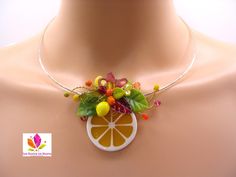 French-made yellow, orange and green fancy necklace On the theme of Lemon, this fresh and colorful necklace is made on a choker support in nickel-free silver metal. The central motif is made up of a lemon slice in resin, and a mixture of glass and resin beads in orange, yellow, green and fuchsia tones. Necklace size: 40 cm not adjustable Pattern Size: 6cm Production time: about 1 week Careful shipping with tracking number for all destinations This necklace also exists in an open necklace version Lemon Theme, Yellow Costume, Green Lemon, Jaune Orange, Fancy Necklace, Women's Jewelry Sets, Personalized Pendant, Yellow Earrings, Orange And Green