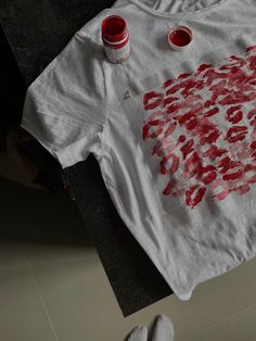 Kisses On Shirt Diy, Customized Shirts Ideas, Painting T Shirts Ideas Aesthetic, Painting Shirts Aesthetic, Kiss Jumper Diy Tiktok, I Heart Shirts Aesthetic, Kisses On T Shirt, Kiss Sweatshirts For Bf Diy, Diy Kisses Shirt