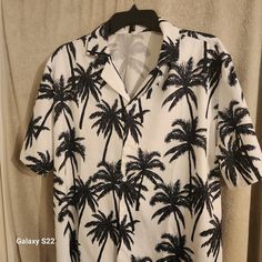 Men Casual Tropical Shirt Short Sleeve Black And White Palm Print New No Tags Never Worn Sized 2xl Should Be L White Button-up Summer T-shirt, White Casual Hawaiian Shirt With Graphic Print, Casual White Hawaiian Shirt With Graphic Print, White Collared Printed T-shirt, White Printed Collared T-shirt, Casual White Printed Hawaiian Shirt, White Printed Hawaiian Shirt, White Collared Shirt For Vacation, White Collared Hawaiian Shirt With Graphic Print