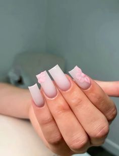 Mid Nails, White Nails With Charms, Nail Inspo Designs, Nails With Charms, Tapered Square Nails