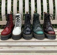 Doc Martens Boots, Alternative Grunge, Martens Boots, Dr Martens Boots, Mode Casual, Style Looks, Color Tag