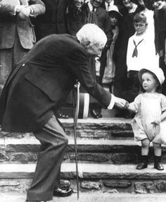 1914, John D. Rockefeller hands out dimes to poor children in a staged propaganda attempt to salvage his image. John Rockefeller, People Of Interest, Poor Children, Great Leaders, Historical Pictures, Us History, All That Glitters, History Facts