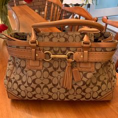 Coach Handbag In Very Good Shape. Lv Neonoe, Crossbody Clutch Purse, Coach Hobo, Bags Coach, Coach Handbag, Coach Shoulder Bag, Crossbody Clutch, Coach Leather, Coach Swagger Bag