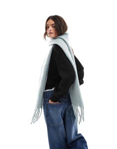 Accesorios de Object Ha llegado el momento de abrigarse Diseño liso Corte rectangular Borlas en los extremos Transitional Dressing, Chunky Scarf, Chunky Scarves, Tassel Scarf, Satin Prom Dress, Dress Bra, Plain Design, Maxi Dress Trend, Adidas Samba