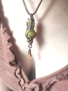 ❤️ MORE LIKE THIS ❤️ You can find similar jewelry here: https://www.etsy.com/shop/dnddragons/?etsrc=sdt&section_id=48869449 💝 Welcome to my shop! 💝 https://dnddragons.etsy.com This miniature potion bottle necklace exudes an aura of enchantment. Its contents, a potent elixir of vitality, promise both protection and vigor to the wearer in times of peril. HANDMADE: Please note that each product is slightly different because they are all handmade.  MATERIAL: The potions are glass filled with resin Handmade Magical Keepsake Jewelry, Handmade Keepsake Necklaces, Potion Bottle Necklace, Potion Necklace, Dnd Gift, Gift For Gamer, Bottle Jewelry, Bottle Necklace, Potion Bottle