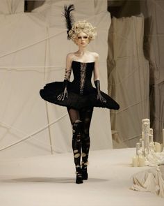 Hallowen Costume, Runway Fashion Couture, Runway Outfits, Seoul Fashion, Fashion Killa, Costume Design, Couture Fashion, Runway Fashion, Pretty Outfits