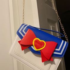 Super Cute Purse That Is In The Style Of Sailor Moon Gold Chain Strap With Blue Padded Part. New! Sailor Moon Purse, Sailor Moons, Designer Purses And Handbags, Minako Aino, Diy Leather Bag, Pu Leather Bag, Sailor Fashion, Women Crossbody Bag, Cute Cosplay