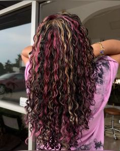 One Stripe Of Color In Hair, Hair Highlights For Red Hair, Curly Hairstyles Color Highlights, Long Curly Hair Dye Ideas, Colored Stripes In Hair, Curly Dyed Hair Highlights, Curly Hair Color Ideas Highlights Red, Hairdye Inspo Curly Hair, Pink Dyed Curly Hair