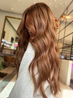 Ginger Hair With Caramel Highlights, Medium Gold Copper Hair, Cowboy Copper Hair Light, Subtle Red Hair Strawberry Blonde, Auburn Hair Balayage Blonde, Cool Red Tones For Hair, Cowboy Copper Hair With Blonde Balayage, Cinnamon Swirl Hair Color, Dirty Blonde Strawberry Hair