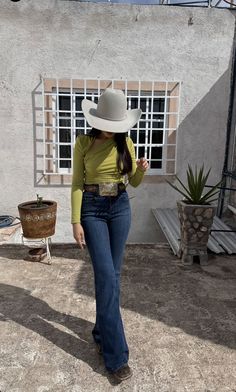 Vaquero Outfit, Vaquera Fits, Latina Fashion Outfits, Western Wear Outfits, Western Clothing, Country Girls Outfits, Latina Fashion, Girls Outfits