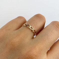 Presenta un hermoso anillo infinito de oro con diseño calado. La impresionante calidad de este anillo lo hace duradero, sin perder el brillo. Adorna tu look con estilismo y elegancia con el Anillo Infinito Calado Oro.