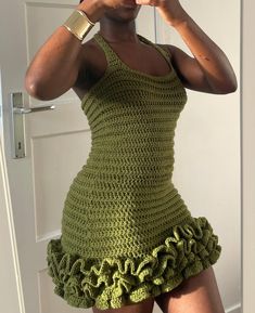 Robe torsadée en crochet  Taille EU: M/L  Size UK: 6-8/ 10-12 Size US: 2-4/ 6-8 Fitted Green Crochet Trim Top, Fitted Casual Crochet Top With Ruffles, Casual Fitted Crochet Top With Ruffles, Green Fitted Crochet Knit Top, Green Fitted Crochet Top, Casual Green Crochet Dress, Green Fitted Knit Crochet Top, Casual Fitted Hand Knitted Pattern, Fitted Green Crochet Casual Dress