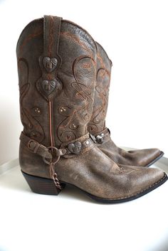 Shoes details: * Brown leather cowboy boots with ornaments  * SIZE EUR 41.5 / 42 / US 9.5 / UK 7.5 * Condition: Perfect vintage condition Feel free to message me with any questions Southwestern Style Round Toe Boots For Ranch, Southwestern Style Boots With Round Toe For Western Events, Western-themed Round Toe Boots With Concho, Hand Tooled Round Toe Boots For Rodeo, Western Boots With Concho And Round Toe, Round Toe Boots With Concho For Western-themed Events, Concho Boots With Round Toe For Western-themed Events, Distressed Brown Western Boots For Western-themed Events, Western Hand Tooled Boots For Festivals