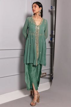 Teal Green Embroidered Kurta Set Design by Ria Shah Label at Pernia's Pop Up Shop 2023 Short Kurti Designs, Suits For Women Indian, Maxi Dress Designs, Short Kurta, Style Guru, Georgette Dress, Kurta Designs Women, Pakistani Dress Design, Kinds Of Clothes