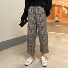 Loose Trousers Outfit, Checkered Pants Outfit, Plaid Wide Leg Pants, Wide Leg Pants Outfit, Y2k Aesthetic Fashion, Houndstooth Pants, Checkered Pants, Plaid Pants, Edgy Outfits