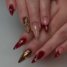 Materials: gel nail, long stiletto tips Greetings and welcome to my store. Hope you find a style you like. ✋🙆I only work with high-quality materials to create sturdy & long-lasting luxury press on nails that you can trust on. My nails will last for:1- 2 days using adhesive tab (provided with the nail set) 2- 3 weeks using nail glue. You can reuse all of the nails multiple times if you take care of them. Follow the instructions provided with the nail set. 💮Please follow the instruction size measurement.You can custtomize all the size you want ,please send your size or style all you want ,we will made all the style you want . 💮Every nail in my shop is handmade, hand painted with love & care Please allow:6 - 12 days for the nails to be made 4- 20 days for USPS to deliver your nails. Please Dark Red Nails Christmas, Red Green And Gold Nails, Red And Gold Nails Christmas, Dark Red Nails With Gold, Christmas Nails Dark Red, Nail Gem Designs, Dark Red Christmas Nails, Star Nails Acrylic, Nails Star