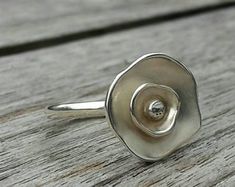 Handmade jewelry by MadeByLente on Etsy Hardware Jewelry, Handmade Silver Jewellery, Silver Ring Designs, Jewels Rings, Metal Clay Jewelry, Precious Metal Clay, Rose Jewelry, Body Chain Jewelry, Brass Jewelry