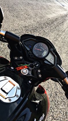 the speedometer is clearly visible on this motorcycle's handlebars and seat