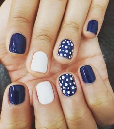 Painted Fingernails, Fingernails Painted, Blue And White Nails, Unghie Sfumate, Gel Pedicure, Health Signs, Polka Dot Nails, White Nail Polish, Dots Nails