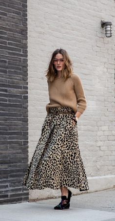 Olivia Palermo con la falda amplía de print leopardo Rok Outfit, Estilo Olivia Palermo, Fashion Goals, Leopard Print Skirt, Leopard Skirt, Animal Print Skirt, Trendy Skirts, Bohol, Runway Trends