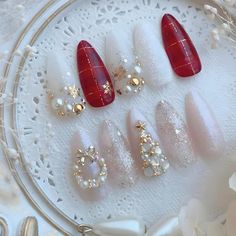 Winter Fake Nails, Flannel Nails Christmas, Wreath Christmas Nails, Christmas Nails Japanese, Christmas Nails Charms, Subtle Christmas Nails Gel, Christmas Nails 3d Design, Christmas Nails With Pearls, Christmas Nails Douyin