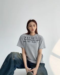 A mock neck T-shirt with an English logo.

The natural silhouette makes it easy to match with any item.

It can be used in various situations such as sports and relaxing time.

◾️Model
Height/Weight: 162cm(63.7in)/45kg(99.2lb)
Try-on size: M







Cm
(inches)

Length
Chest
Shoulder
Sleeve Length


M
65(25.5)
98(38.5)
45(17.7)
16.5(6.4)


L
66(25.9)
102(40.1)
46(18.1)
17(6.6)


XL
67(26.3)
106(41.7)
47(18.5)
17.5(6.8) Gray Crew Neck T-shirt With Logo Print, Gray Basic T-shirt With Text Print, Casual Athletic Heather T-shirt With Logo, Casual Letter Print T-shirt In Athletic Heather, Gray Graphic Tee With Branding, Casual Athletic Heather T-shirt With Text Print, Sporty Gray T-shirt With Text Print, Gray Crew Neck T-shirt With Branding, English Logo