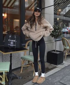 How To Wear UGG Boots [2023]: 80+ Modern Outfits With Classic Mini, Ultra Mini, Slippers, And More Look Legging, Winter Fashion Outfits Casual, Uggs Outfit, Cold Outfits, Mode Inspo, 가을 패션, Autumn Outfit, Outfit Inspo Fall