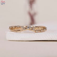 Real Solid White Yellow Rose Gold Ring, Platinum or Silver Diamond Ring for Mum, Eco-Friendly Diamond Ring, Twisted Band for Engagement Ring, Matching Band for Wife, Real Lab Grown Diamond Half Eternity Ring for Birthday Gift, Graduation Gift for Daughter, Custom Ring from DiamondsbyUK 𝐓𝐡𝐢𝐬 𝐋𝐚𝐛-𝐠𝐫𝐨𝐰𝐧 𝐝𝐢𝐚𝐦𝐨𝐧𝐝 𝐢𝐬 𝐧𝐨𝐭 𝐚𝐧 𝐢𝐦𝐢𝐭𝐚𝐭𝐢𝐨𝐧 𝐬𝐭𝐨𝐧𝐞 𝐥𝐢𝐤𝐞 𝐂𝐮𝐛𝐢𝐜 𝐙𝐢𝐫𝐜𝐨𝐧𝐢𝐚 𝐨𝐫 𝐌𝐨𝐢𝐬𝐬𝐚𝐧𝐢𝐭𝐞. 𝐓𝐡𝐢𝐬 𝐢𝐬 𝟏𝟎𝟎% 𝐠𝐞𝐧𝐮𝐢𝐧𝐞 𝐚𝐧𝐝 𝐫𝐞𝐚𝐥 𝐝𝐢𝐚? Diamond Infinity Ring, Ring For Wife, Infinity Diamond Ring, Graduation Gifts For Daughter, Half Eternity Ring Diamond, Criss Cross Ring, Ring Matching, Silver Diamond Ring, Round Diamond Ring