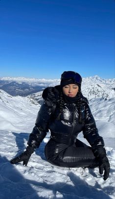 Moncler Aesthetic, Outfit Utah, New York Outfits Winter, Winter Baddie Outfits, Shiny Puffer Jacket, Mode Au Ski, Snow Outfits For Women, Moncler Jacket Women, Snow Fits