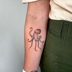 Octopus Tattoo Cute Octopus Tattoo, Octopus Tattoo Ideas, Octopus Tattoo Designs, Tentacle Tattoo, Upper Leg Tattoos, Octopus Tattoo Sleeve, Shoulder Sleeve Tattoos, Wrist Tattoo Cover Up, Nerdy Tattoos