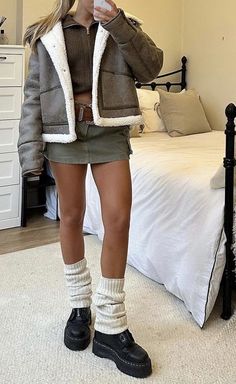 Frayed Sweater Outfit, Fashionable Business Casual Outfits, Cozy Skirt Outfits, Shoes To Wear With Skirts, Mode Hippie, Aesthetic Aesthetic, Up Girl